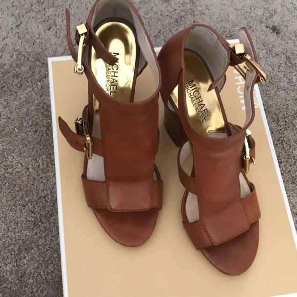 Michael Kors Robin t strap in luggage color - Picture 2 of 4